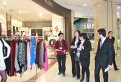 获得奖学金的学生参观w66最给利老牌店铺
